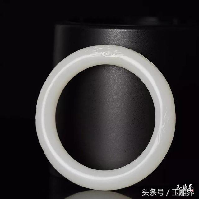 刘晓庆的102亿翡翠手镯翡翠手镯雕花-第2张图片-翡翠网 刘晓庆的102亿翡翠手镯翡翠手镯雕花-第2张图片-翡翠网