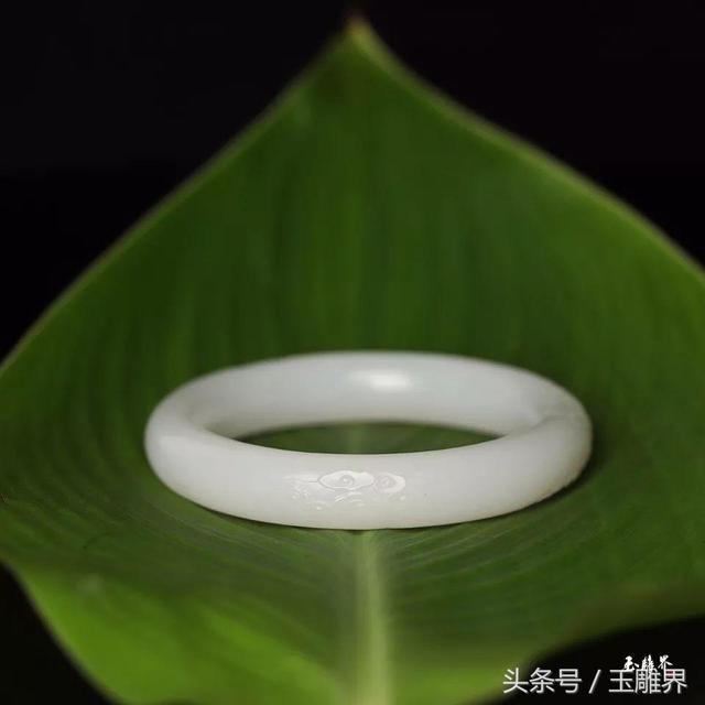 刘晓庆的102亿翡翠手镯翡翠手镯雕花-第3张图片-翡翠网 刘晓庆的102亿翡翠手镯翡翠手镯雕花-第3张图片-翡翠网