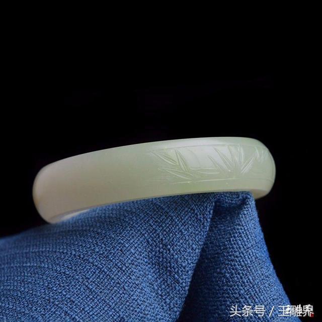 刘晓庆的102亿翡翠手镯翡翠手镯雕花-第10张图片-翡翠网 刘晓庆的102亿翡翠手镯翡翠手镯雕花-第10张图片-翡翠网