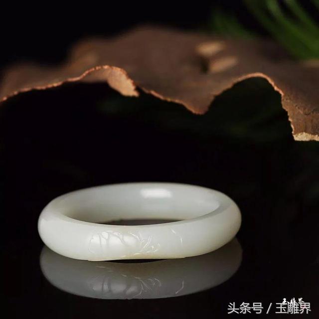 刘晓庆的102亿翡翠手镯翡翠手镯雕花-第15张图片-翡翠网 刘晓庆的102亿翡翠手镯翡翠手镯雕花-第15张图片-翡翠网