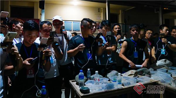 缅甸翡翠公盘原石,翡翠原石线上直播公盘-第3张图片-翡翠网 缅甸翡翠公盘原石,翡翠原石线上直播公盘-第3张图片-翡翠网