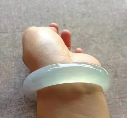 清代最值钱老翡翠手镯旧翡翠手镯-第19张图片-翡翠网 清代最值钱老翡翠手镯旧翡翠手镯-第19张图片-翡翠网