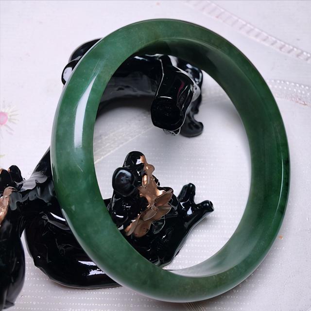 一两千的翡翠手镯,2万的翡翠手镯-第1张图片-翡翠网 一两千的翡翠手镯,2万的翡翠手镯-第1张图片-翡翠网