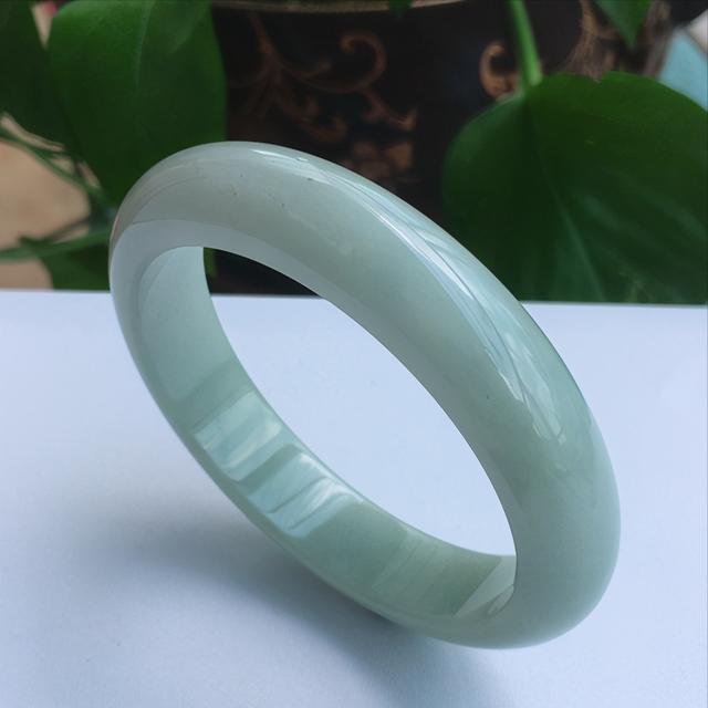 一两千的翡翠手镯,2万的翡翠手镯-第2张图片-翡翠网 一两千的翡翠手镯,2万的翡翠手镯-第2张图片-翡翠网