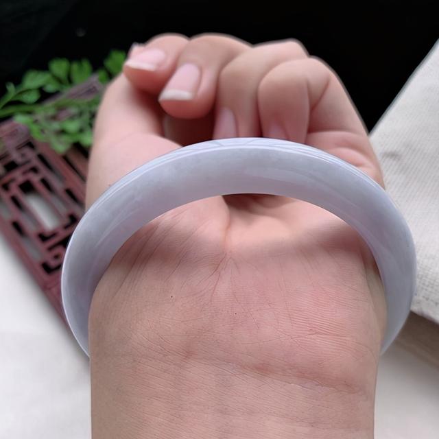 一两千的翡翠手镯,2万的翡翠手镯-第3张图片-翡翠网 一两千的翡翠手镯,2万的翡翠手镯-第3张图片-翡翠网