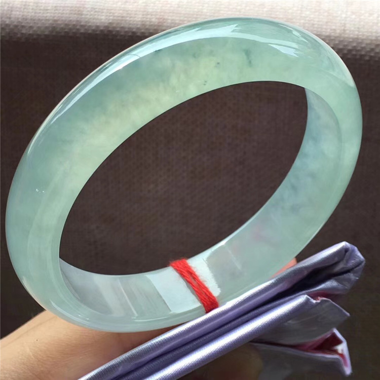 翡翠手镯冰种起胶什么意思,胶感十足的翡翠手镯价格-第1张图片-翡翠网 翡翠手镯冰种起胶什么意思,胶感十足的翡翠手镯价格-第1张图片-翡翠网