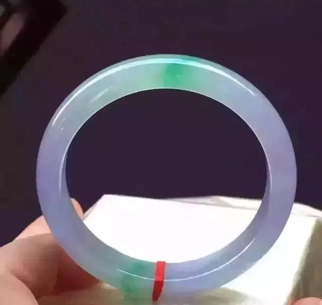 翡翠手镯多大圈口最好翡翠手镯圈口大-第1张图片-翡翠网 翡翠手镯多大圈口最好翡翠手镯圈口大-第1张图片-翡翠网