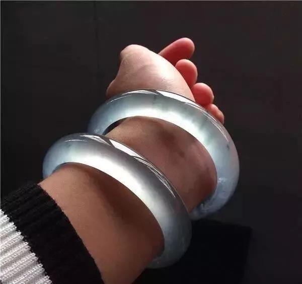 翡翠手镯多大圈口最好翡翠手镯圈口大-第2张图片-翡翠网 翡翠手镯多大圈口最好翡翠手镯圈口大-第2张图片-翡翠网