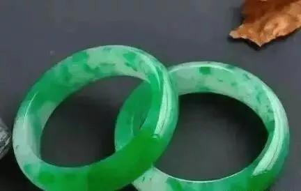 翡翠手镯多大圈口最好翡翠手镯圈口大-第3张图片-翡翠网 翡翠手镯多大圈口最好翡翠手镯圈口大-第3张图片-翡翠网