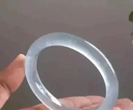 翡翠手镯多大圈口最好翡翠手镯圈口大-第5张图片-翡翠网 翡翠手镯多大圈口最好翡翠手镯圈口大-第5张图片-翡翠网