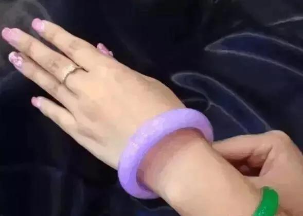 翡翠手镯多大圈口最好翡翠手镯圈口大-第6张图片-翡翠网 翡翠手镯多大圈口最好翡翠手镯圈口大-第6张图片-翡翠网