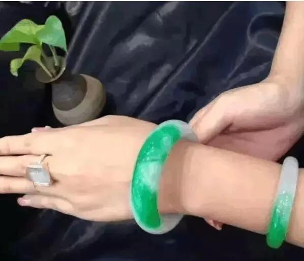 翡翠手镯多大圈口最好翡翠手镯圈口大-第7张图片-翡翠网 翡翠手镯多大圈口最好翡翠手镯圈口大-第7张图片-翡翠网