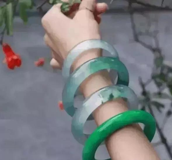 翡翠手镯多大圈口最好翡翠手镯圈口大-第8张图片-翡翠网 翡翠手镯多大圈口最好翡翠手镯圈口大-第8张图片-翡翠网