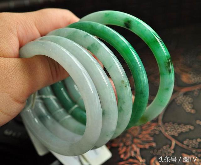 教你看翡翠的手镯专家教你如何挑选翡翠-第5张图片-翡翠网 教你看翡翠的手镯专家教你如何挑选翡翠-第5张图片-翡翠网
