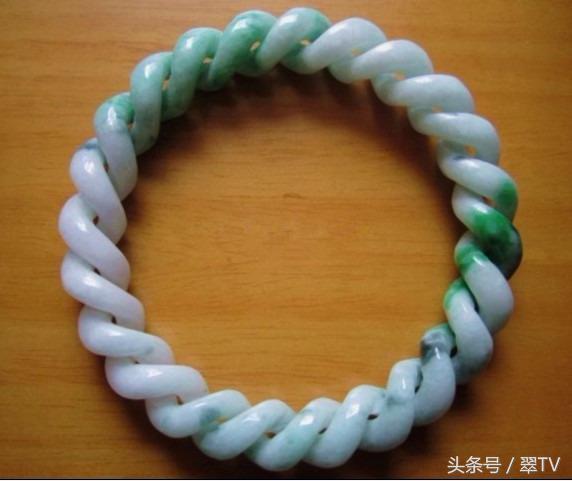 教你看翡翠的手镯专家教你如何挑选翡翠-第9张图片-翡翠网 教你看翡翠的手镯专家教你如何挑选翡翠-第9张图片-翡翠网