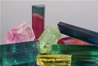 黑龙江雕刻翡翠原石,翡翠原石图案大全图片-第6张图片-翡翠网 黑龙江雕刻翡翠原石,翡翠原石图案大全图片-第6张图片-翡翠网