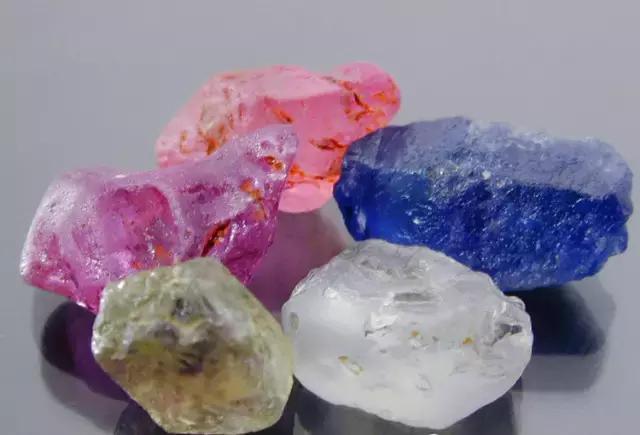 黑龙江雕刻翡翠原石,翡翠原石图案大全图片-第20张图片-翡翠网 黑龙江雕刻翡翠原石,翡翠原石图案大全图片-第20张图片-翡翠网