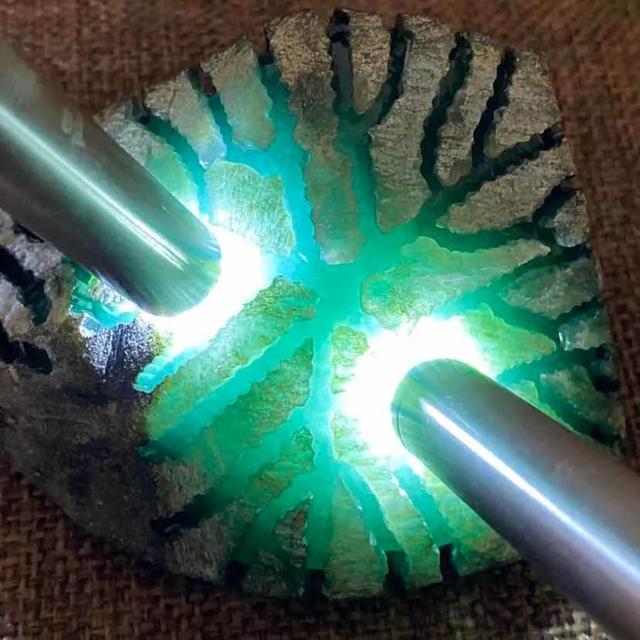 灰砂皮翡翠原石特征,翡翠原石打磨的砂-第3张图片-翡翠网 灰砂皮翡翠原石特征,翡翠原石打磨的砂-第3张图片-翡翠网