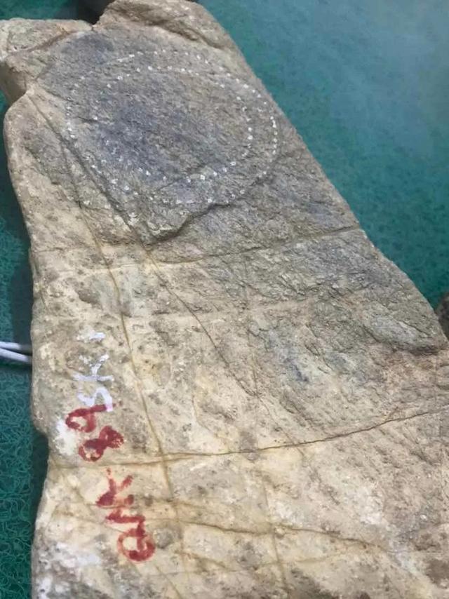 灰砂皮翡翠原石特征,翡翠原石打磨的砂-第4张图片-翡翠网 灰砂皮翡翠原石特征,翡翠原石打磨的砂-第4张图片-翡翠网