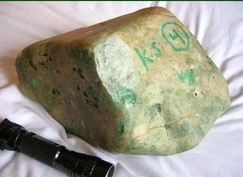 灰砂皮翡翠原石特征,翡翠原石打磨的砂-第8张图片-翡翠网 灰砂皮翡翠原石特征,翡翠原石打磨的砂-第8张图片-翡翠网