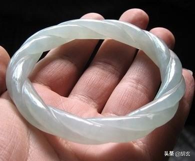 翡翠手镯的款式介绍,翡翠手镯戴在哪只手好-第12张图片-翡翠网 翡翠手镯的款式介绍,翡翠手镯戴在哪只手好-第12张图片-翡翠网