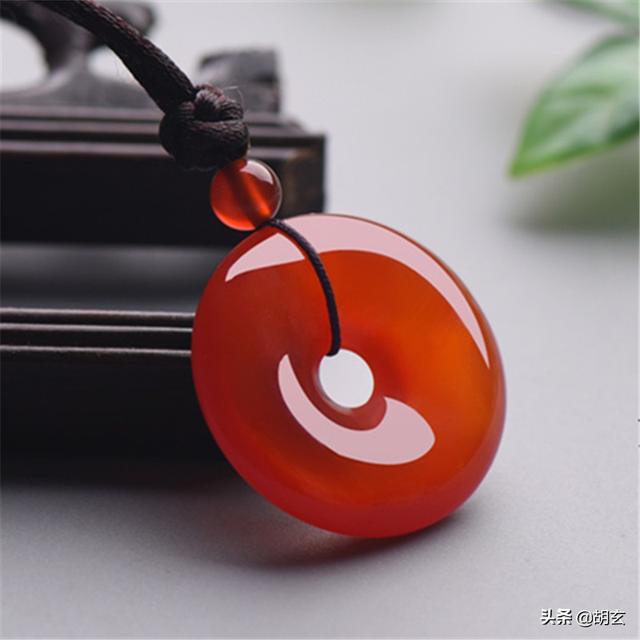 翡翠手镯的款式介绍,翡翠手镯戴在哪只手好-第14张图片-翡翠网 翡翠手镯的款式介绍,翡翠手镯戴在哪只手好-第14张图片-翡翠网