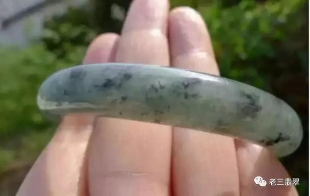 飘花玉镯档次,飘花翡翠玉镯价格图片-第3张图片-翡翠网 飘花玉镯档次,飘花翡翠玉镯价格图片-第3张图片-翡翠网