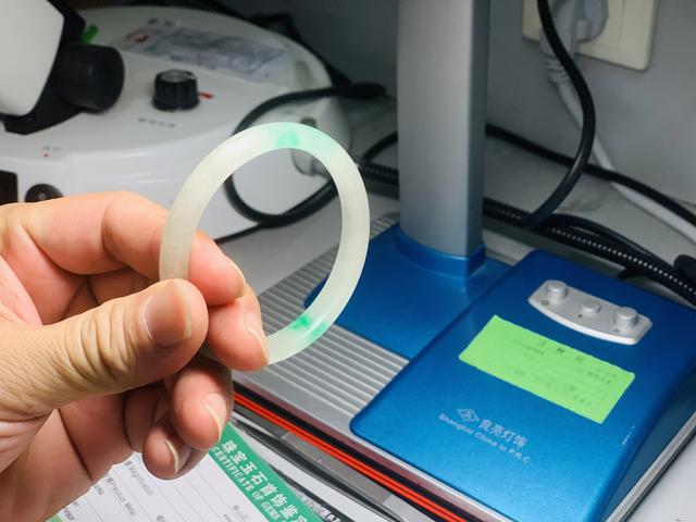 如何选翡翠镯子祖传翡翠手镯去哪里鉴定-第14张图片-翡翠网 如何选翡翠镯子祖传翡翠手镯去哪里鉴定-第14张图片-翡翠网