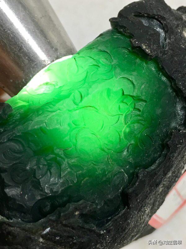青绿含黑色的翡翠值钱嘛,油青绿翡翠手镯-第1张图片-翡翠网 青绿含黑色的翡翠值钱嘛,油青绿翡翠手镯-第1张图片-翡翠网
