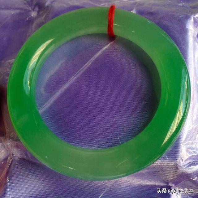 青绿含黑色的翡翠值钱嘛,油青绿翡翠手镯-第2张图片-翡翠网 青绿含黑色的翡翠值钱嘛,油青绿翡翠手镯-第2张图片-翡翠网