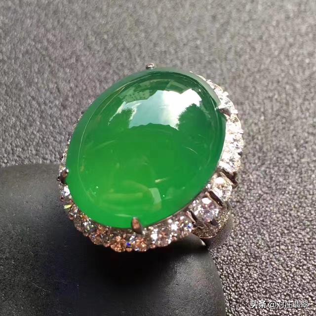 青绿含黑色的翡翠值钱嘛,油青绿翡翠手镯-第3张图片-翡翠网 青绿含黑色的翡翠值钱嘛,油青绿翡翠手镯-第3张图片-翡翠网