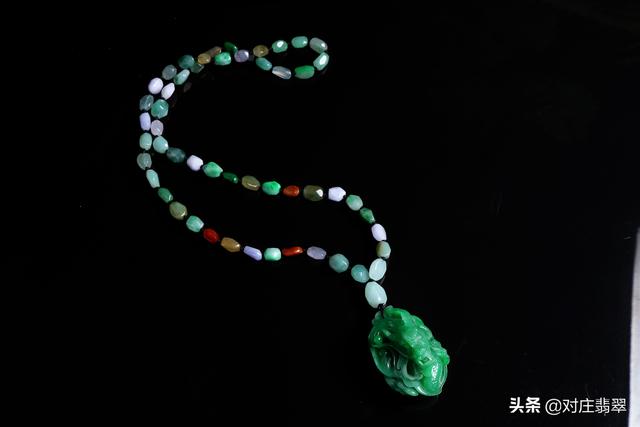 青绿含黑色的翡翠值钱嘛,油青绿翡翠手镯-第5张图片-翡翠网 青绿含黑色的翡翠值钱嘛,油青绿翡翠手镯-第5张图片-翡翠网