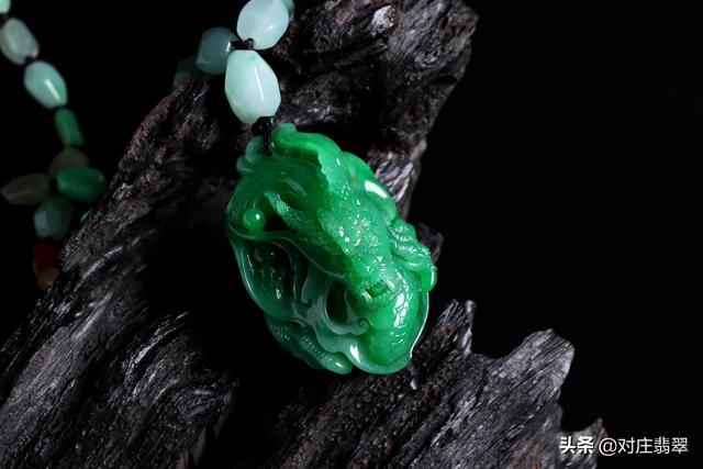 青绿含黑色的翡翠值钱嘛,油青绿翡翠手镯-第6张图片-翡翠网 青绿含黑色的翡翠值钱嘛,油青绿翡翠手镯-第6张图片-翡翠网