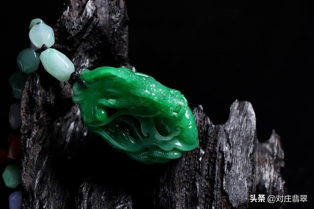 青绿含黑色的翡翠值钱嘛,油青绿翡翠手镯-第7张图片-翡翠网 青绿含黑色的翡翠值钱嘛,油青绿翡翠手镯-第7张图片-翡翠网