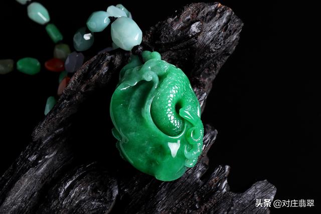 青绿含黑色的翡翠值钱嘛,油青绿翡翠手镯-第8张图片-翡翠网 青绿含黑色的翡翠值钱嘛,油青绿翡翠手镯-第8张图片-翡翠网