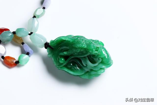 青绿含黑色的翡翠值钱嘛,油青绿翡翠手镯-第9张图片-翡翠网 青绿含黑色的翡翠值钱嘛,油青绿翡翠手镯-第9张图片-翡翠网