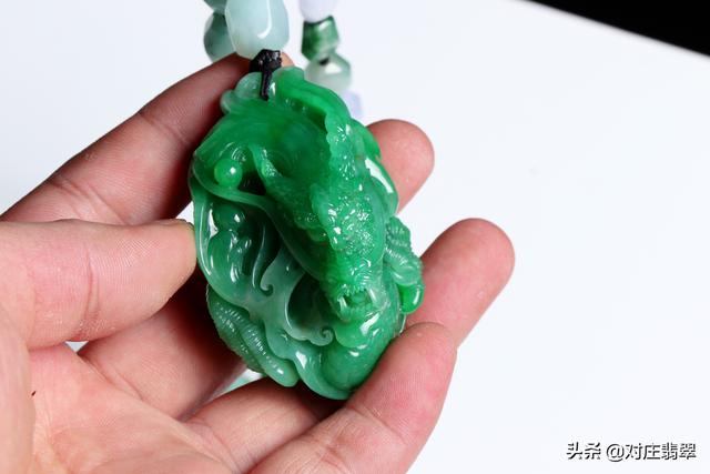 青绿含黑色的翡翠值钱嘛,油青绿翡翠手镯-第10张图片-翡翠网 青绿含黑色的翡翠值钱嘛,油青绿翡翠手镯-第10张图片-翡翠网