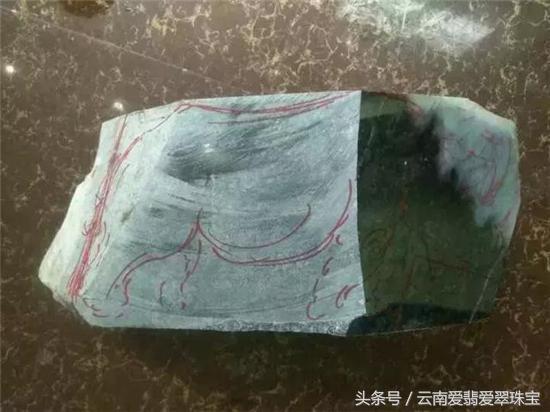 翡翠乌鸡原石,翡翠切出乌鸡能做什么-第1张图片-翡翠网 翡翠乌鸡原石,翡翠切出乌鸡能做什么-第1张图片-翡翠网