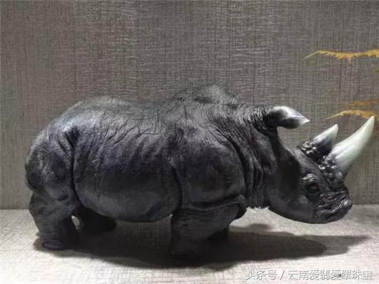 翡翠乌鸡原石,翡翠切出乌鸡能做什么-第3张图片-翡翠网 翡翠乌鸡原石,翡翠切出乌鸡能做什么-第3张图片-翡翠网