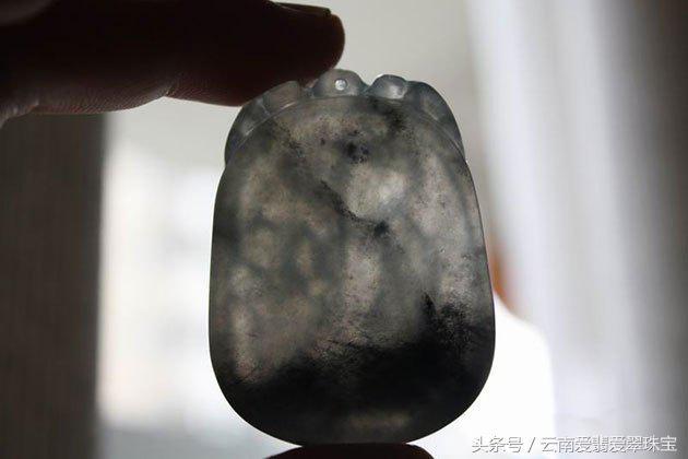 翡翠乌鸡原石,翡翠切出乌鸡能做什么-第7张图片-翡翠网 翡翠乌鸡原石,翡翠切出乌鸡能做什么-第7张图片-翡翠网