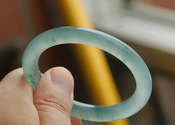 翡翠手镯有脏点是真的吗为什么玉镯不能戴左手-第1张图片-翡翠网 翡翠手镯有脏点是真的吗为什么玉镯不能戴左手-第1张图片-翡翠网