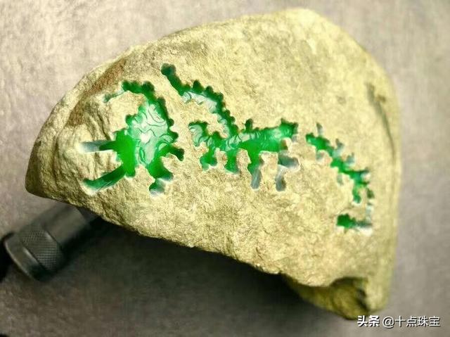 摆三桥翡翠原石摆三桥翡翠特点-第3张图片-翡翠网 摆三桥翡翠原石摆三桥翡翠特点-第3张图片-翡翠网