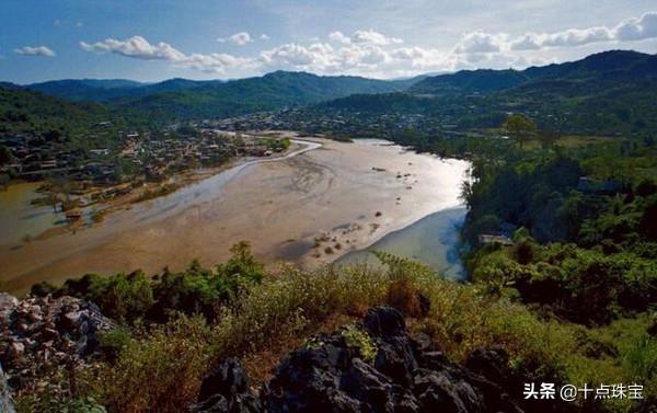 摆三桥翡翠原石摆三桥翡翠特点-第13张图片-翡翠网 摆三桥翡翠原石摆三桥翡翠特点-第13张图片-翡翠网