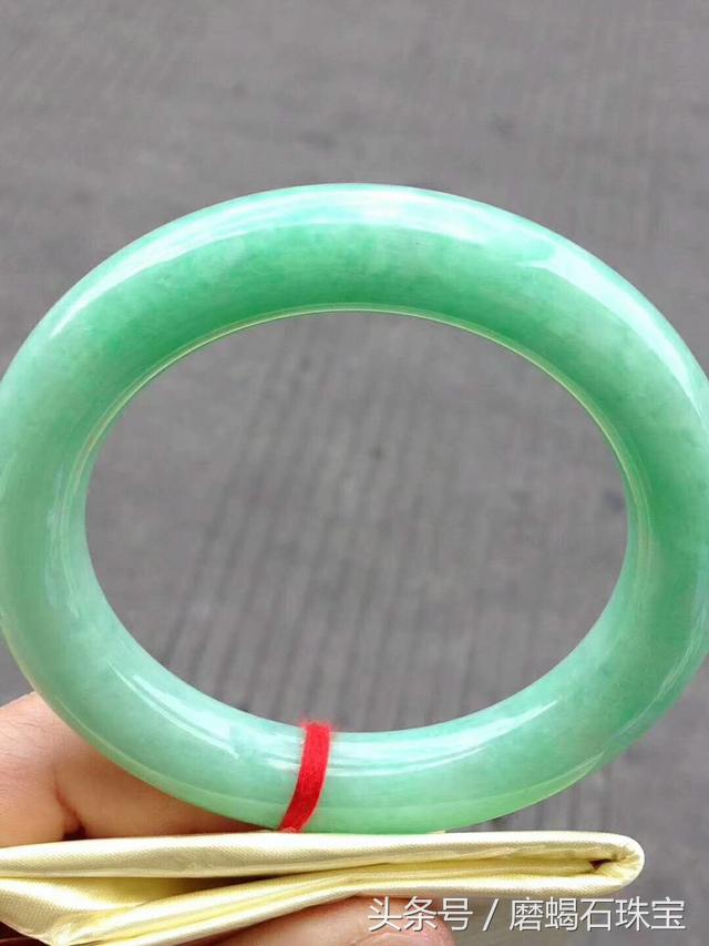 20000元豆种翡翠手镯图片,豆绿翡翠手镯图片价格-第1张图片-翡翠网 20000元豆种翡翠手镯图片,豆绿翡翠手镯图片价格-第1张图片-翡翠网