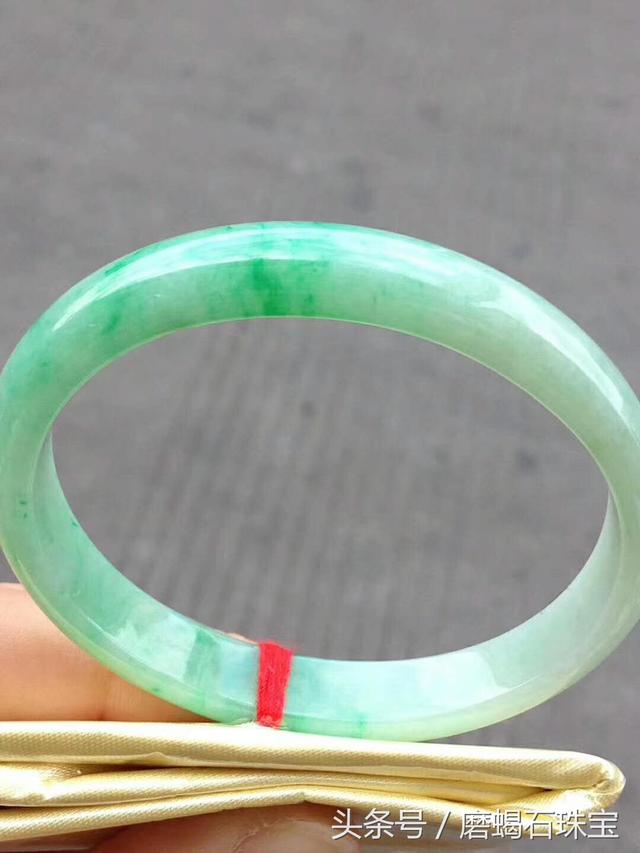 20000元豆种翡翠手镯图片,豆绿翡翠手镯图片价格-第2张图片-翡翠网 20000元豆种翡翠手镯图片,豆绿翡翠手镯图片价格-第2张图片-翡翠网