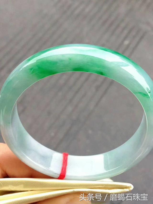 20000元豆种翡翠手镯图片,豆绿翡翠手镯图片价格-第4张图片-翡翠网 20000元豆种翡翠手镯图片,豆绿翡翠手镯图片价格-第4张图片-翡翠网