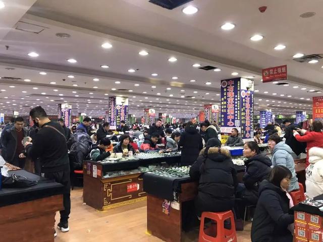 灏邦翡翠原石,会卡翡翠原石的特点-第3张图片-翡翠网 灏邦翡翠原石,会卡翡翠原石的特点-第3张图片-翡翠网