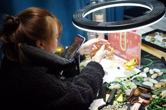 灏邦翡翠原石,会卡翡翠原石的特点-第4张图片-翡翠网 灏邦翡翠原石,会卡翡翠原石的特点-第4张图片-翡翠网