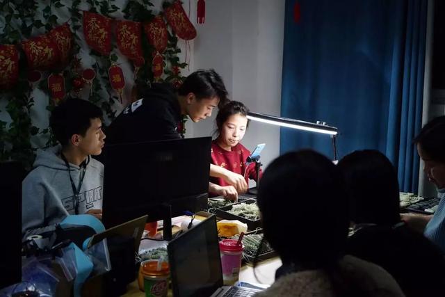 灏邦翡翠原石,会卡翡翠原石的特点-第5张图片-翡翠网 灏邦翡翠原石,会卡翡翠原石的特点-第5张图片-翡翠网