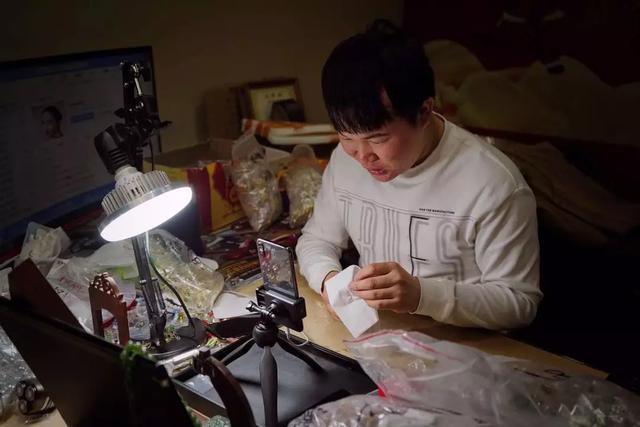 灏邦翡翠原石,会卡翡翠原石的特点-第10张图片-翡翠网 灏邦翡翠原石,会卡翡翠原石的特点-第10张图片-翡翠网